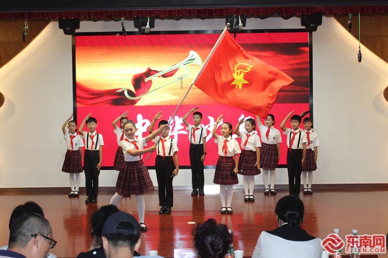 救援时尚的女孩